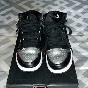 Jordan 1 high toddler worn but in good condition Sz 11. Price is firm!